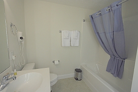 Ocean Blue Vacation Condo, Myrtle Beach - En-Suite Bathroom